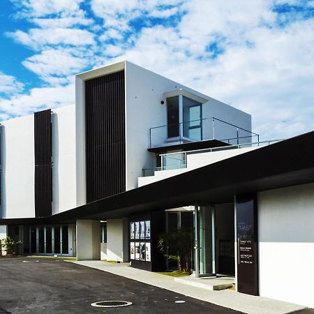Transit Overnight Hotel Йомитан Экстерьер фото